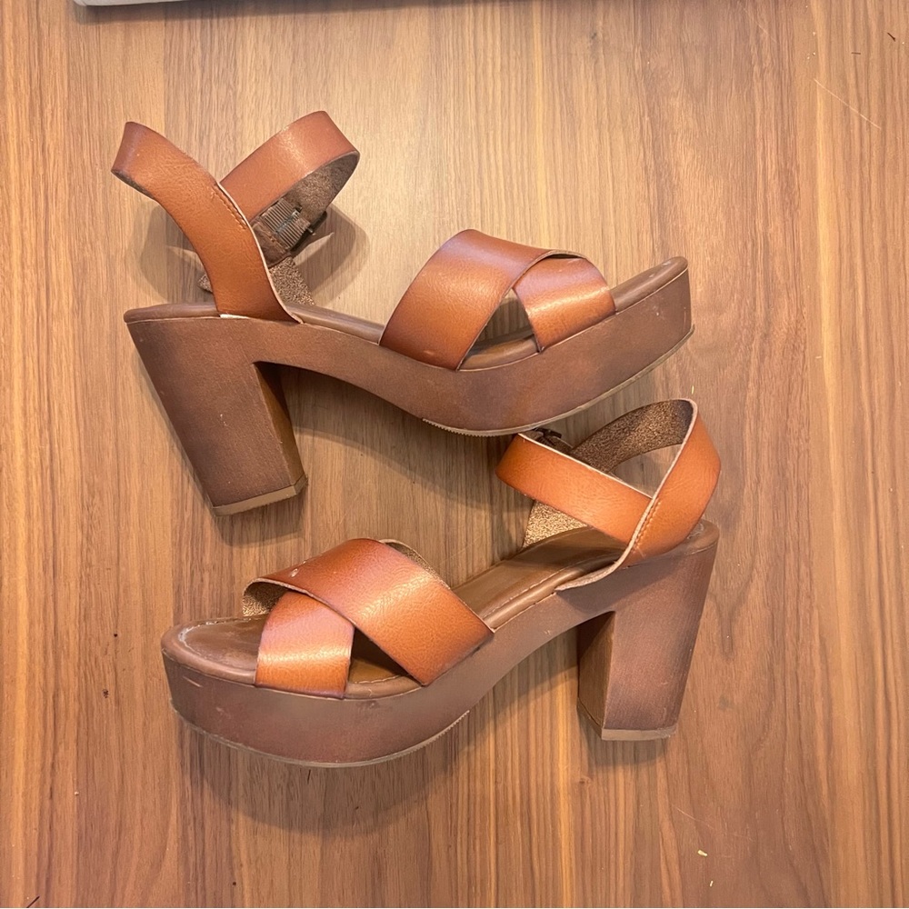 Universal Thread Platform Sandal 11